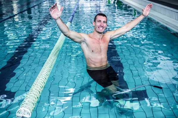 Fit hombre ciclismo en la piscina —  Fotos de Stock