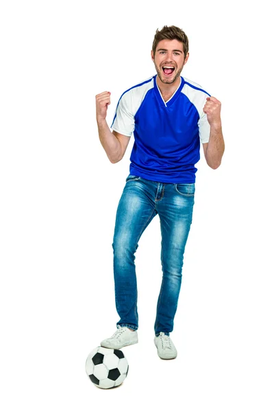 Retrato del hombre feliz sosteniendo el fútbol — Foto de Stock