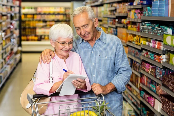 Couple aîné faisant du shopping ensemble — Photo