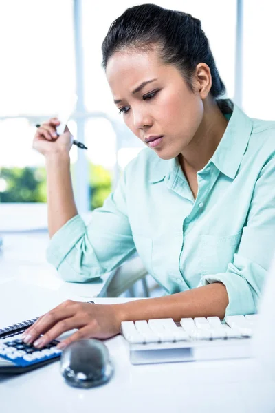 Souriant jeune femme d'affaires écrit des notes — Photo