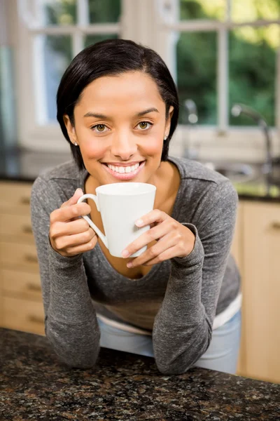 Sonriente morena sosteniendo taza blanca —  Fotos de Stock