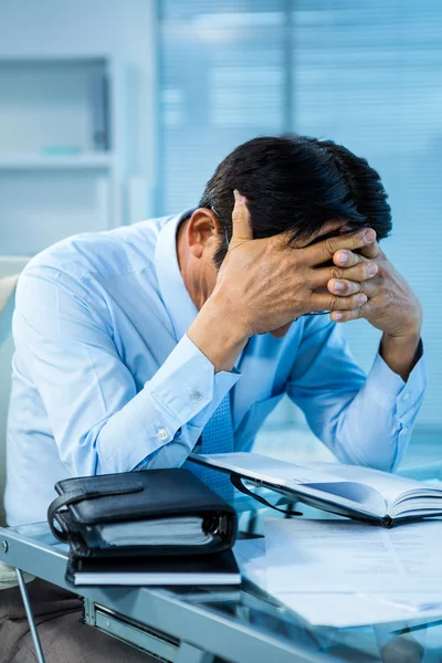 Hombre de negocios preocupado trabajando en su escritorio — Foto de Stock