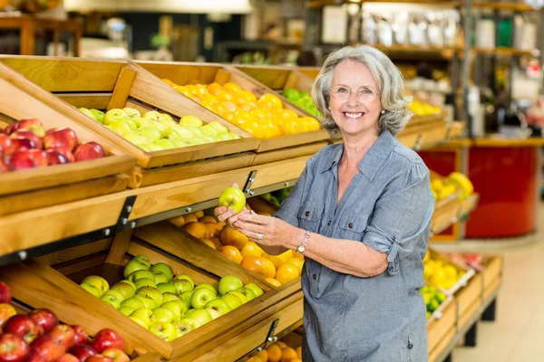 Zâmbind femeie în vârstă culegând mere — Fotografie, imagine de stoc