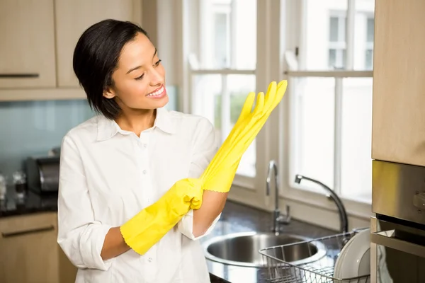 Morena usando guantes amarillos — Foto de Stock