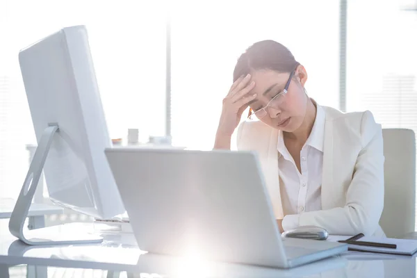 Empresária estressada trabalhando em sua mesa — Fotografia de Stock