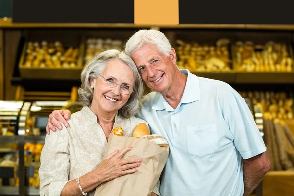 Usměvavá starší pár drží pytel pekařství — Stock fotografie