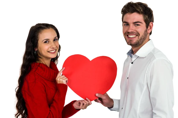 Leende par håller papper hjärta — Stockfoto