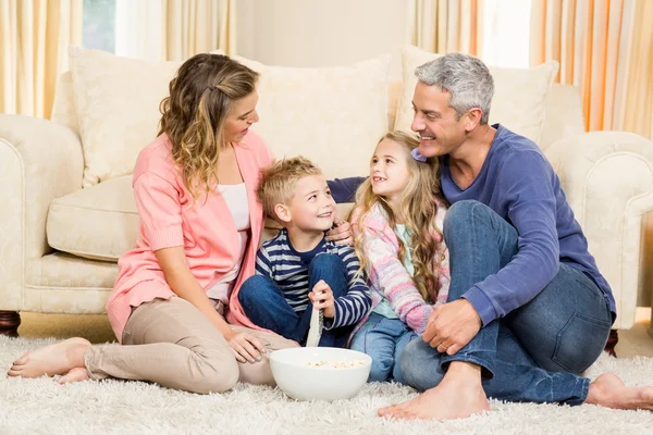 Felice famiglia godendo di un film — Foto Stock