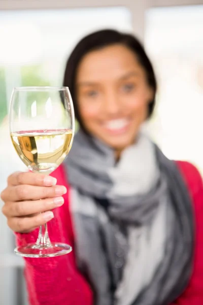 Glas Weißwein gegen Brünette — Stockfoto