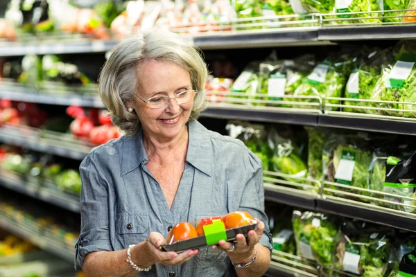 Mulher sênior escolhendo alguns vegetais — Fotografia de Stock