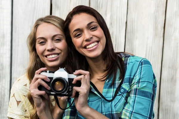 Two smiling female friends — Stock Photo, Image