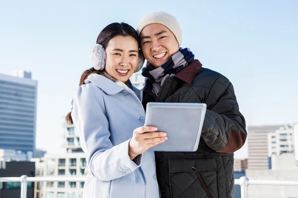 Portrét šťastnému páru pomocí digitálních tabletu — Stock fotografie