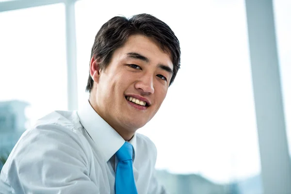 Feliz sonriente asiático hombre de negocios — Foto de Stock