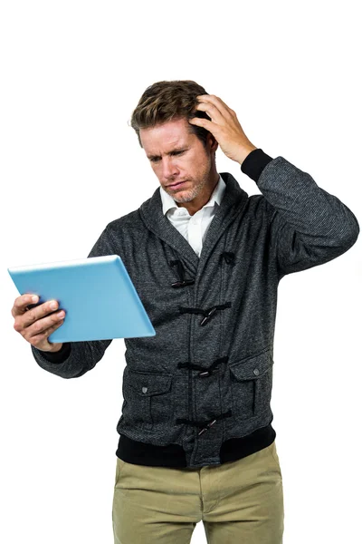 Homem confuso com tablet digital — Fotografia de Stock