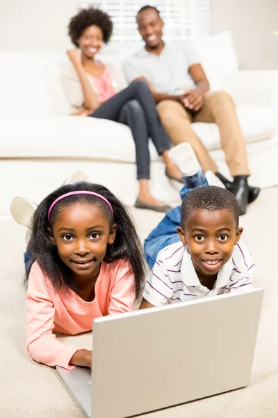 Gelukkige jonge geitjes met laptop pc — Stockfoto