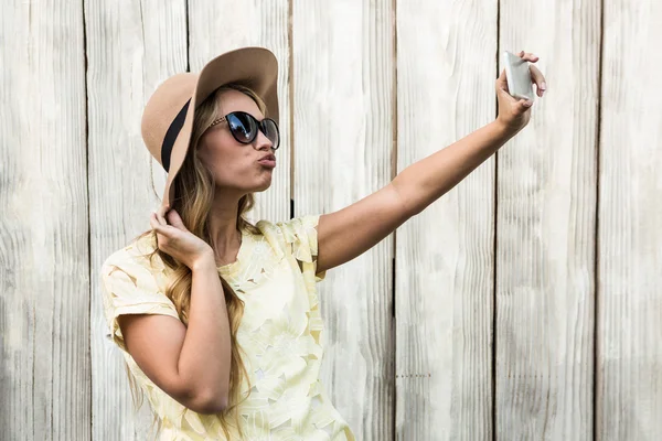 Mulher feliz tirando uma selfie — Fotografia de Stock