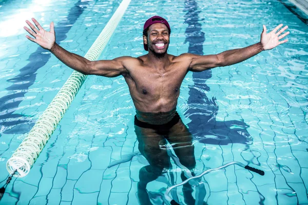 Fit homme vélo dans la piscine — Photo