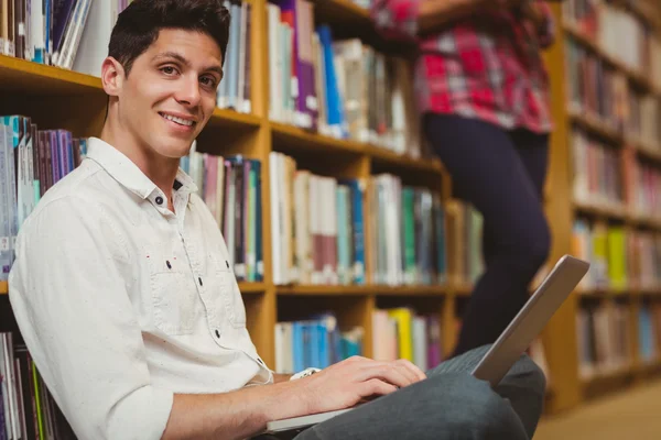 Mannelijke student werkt op verdieping — Stockfoto