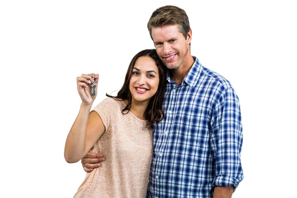 Casal feliz abraçando enquanto segurando chaves — Fotografia de Stock