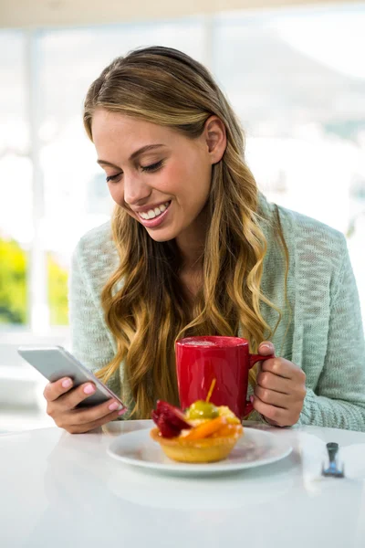 Young girl uses her phone — Stock Photo, Image