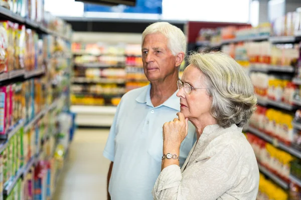 Senior paar kiezen voor producten — Stockfoto