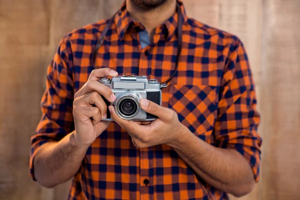 Uomo d'affari in possesso di fotocamera — Foto Stock