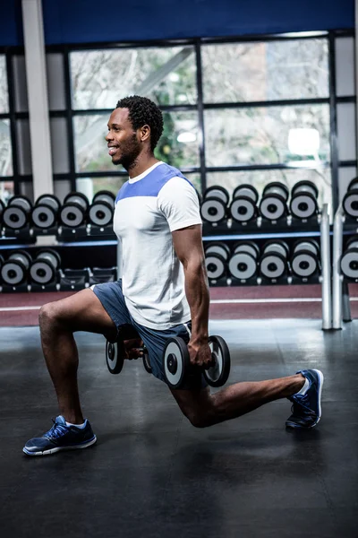 Hombre haciendo ejercicio con pesas — Foto de Stock