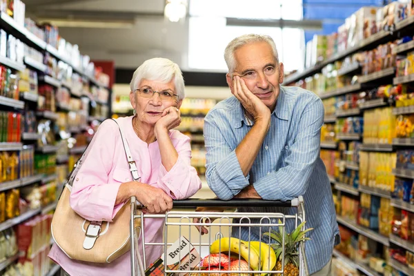 Senior koppel samen winkelen — Stockfoto