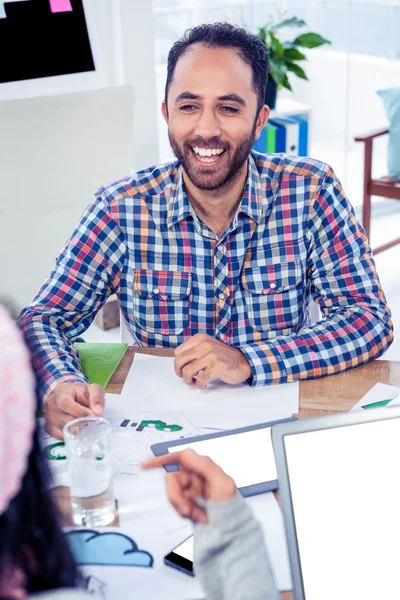 Hombre sonriendo mientras mira a colega —  Fotos de Stock