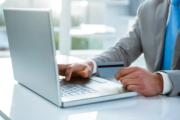 Zakenman die zijn credit card te betalen — Stockfoto