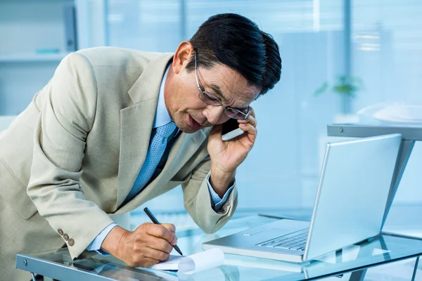 Азиатский бизнесмен отвечает на телефонные звонки — стоковое фото