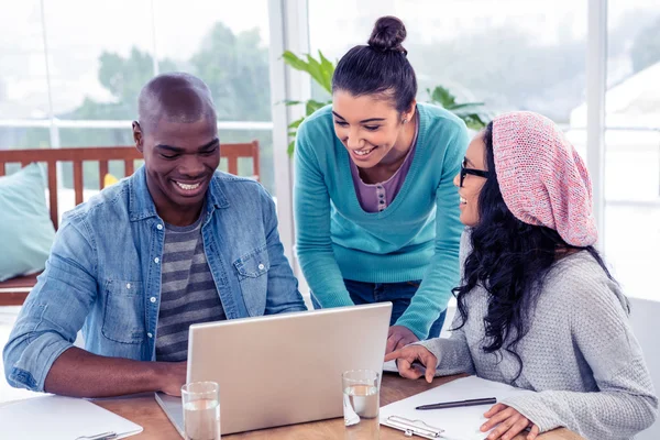 Business människor diskutera över laptop — Stockfoto