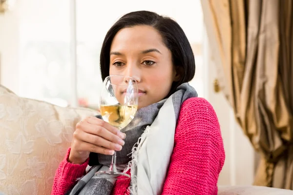 Attraktive Brünette trinkt Weißwein — Stockfoto