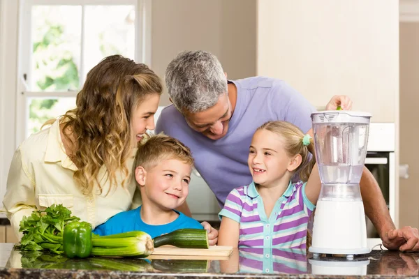 Familjen förbereder hälsosam smoothie — Stockfoto