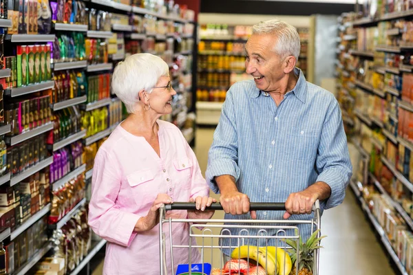 Äldre par shopping i livsmedelsbutik — Stockfoto