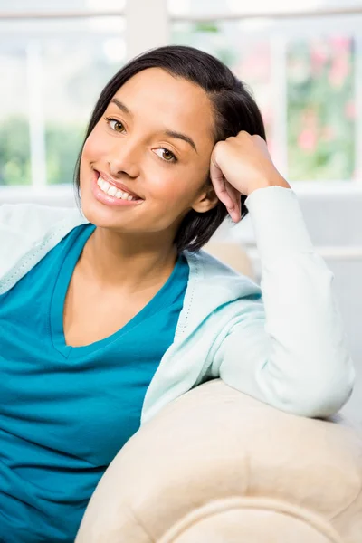 Aantrekkelijke brunette op de Bank — Stockfoto