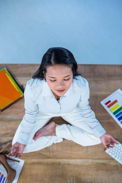 Mujer de negocios pacífica haciendo yoga —  Fotos de Stock