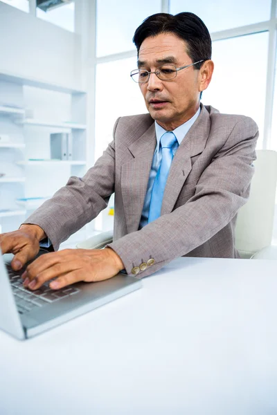 Zakenman werkt aan zijn laptop — Stockfoto