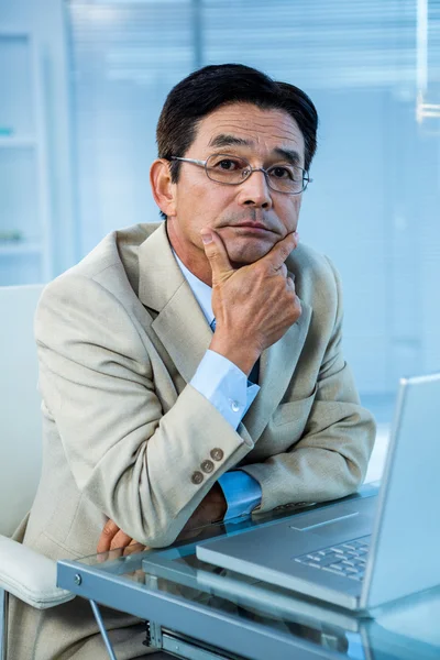 Thoughtful businessman looking at the camera — Stock Photo, Image