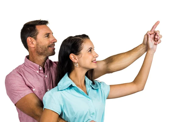 Casal sorridente apontando para algum lugar — Fotografia de Stock