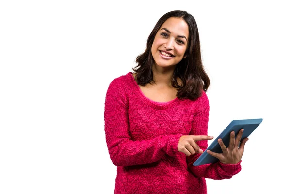 Hermosa mujer joven apuntando a la tableta digital — Foto de Stock