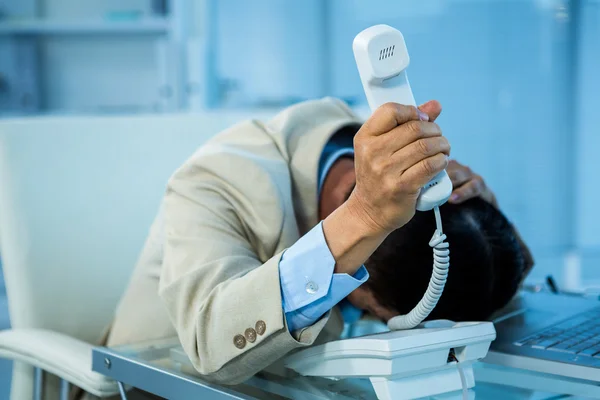 Überwältigter asiatischer Geschäftsmann am Telefon — Stockfoto