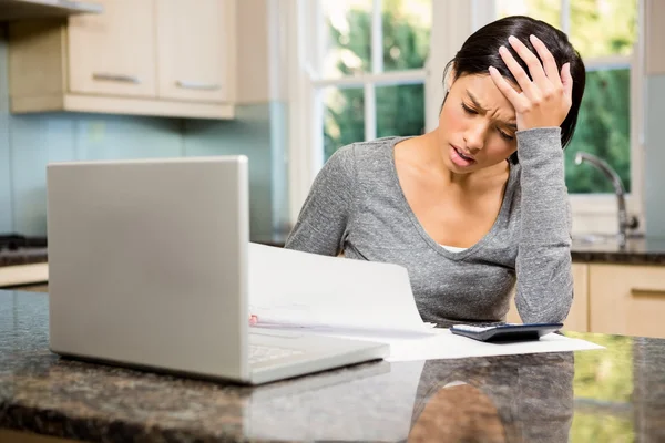 Worried brunette counting bills — Stock Photo, Image