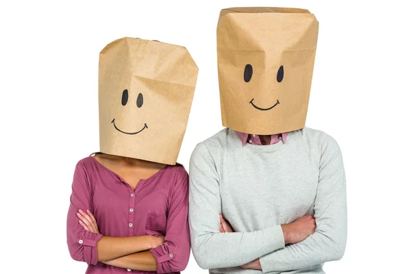 Пара покрывающих лица бумажным пакетом — стоковое фото