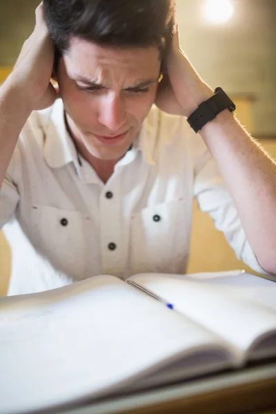 Ängslig manlig student under tentamen — Stockfoto