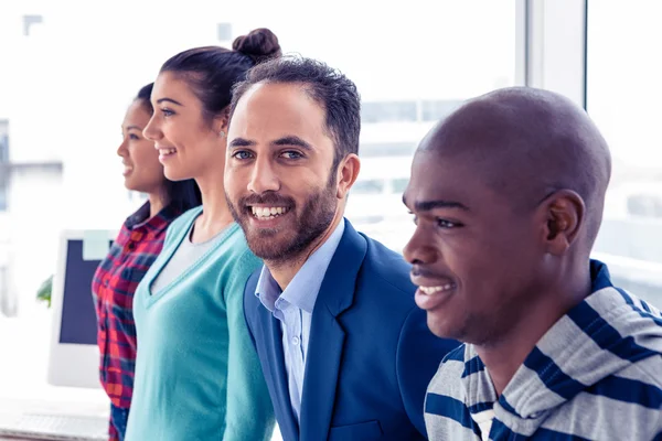 Slimme zakenman met collega 's — Stockfoto