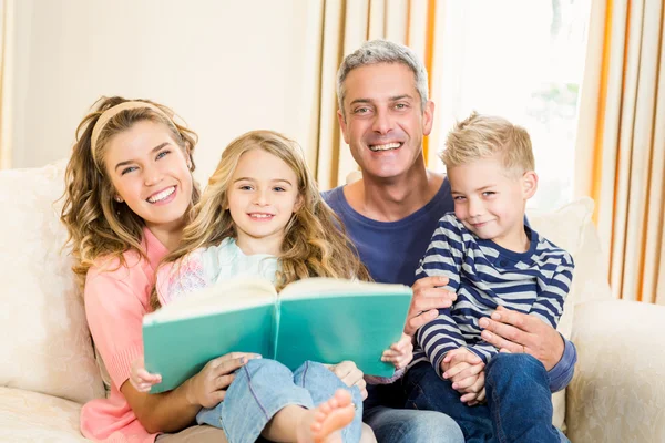 Genitori felici che leggono ai loro figli — Foto Stock