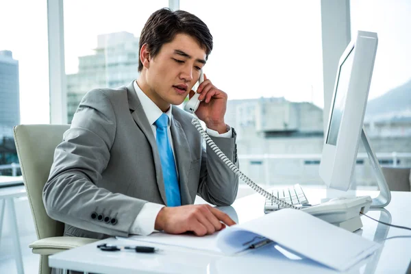 Zakenman waardoor een telefoongesprek — Stockfoto