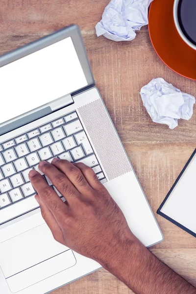 Benadrukt zakenman met behulp van Laptop — Stockfoto