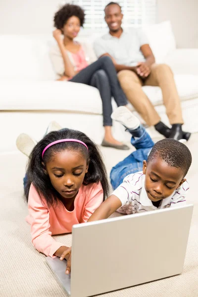 Enfants heureux en utilisant un ordinateur portable PC — Photo
